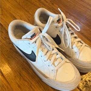Nike Court Legacy used-like new woman's size 8